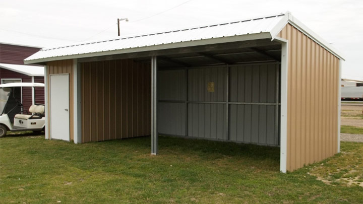 Loafing shed with tack room